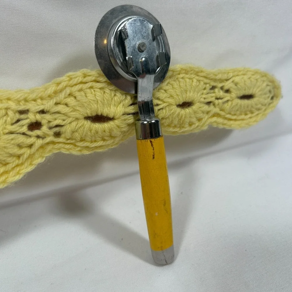 Vintage‎ Pastry Wheel Pie Crimper Crust Pasta Yellow Wood Handle Baking Grandma